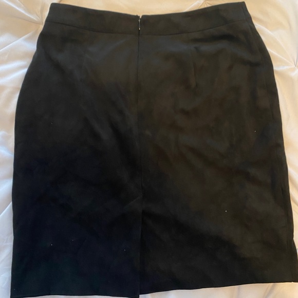 Velvet H&M Pencil Skirt 🖤 - Picture 4 of 4